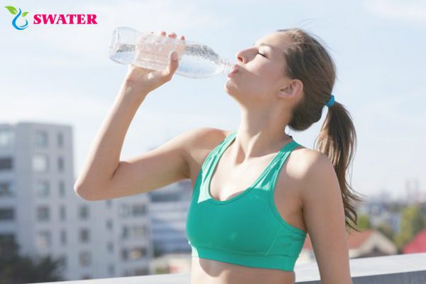 Người chơi thể thao nên uống nước như thế nào
